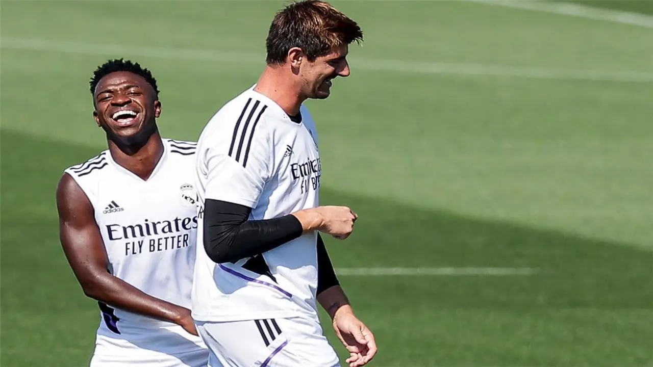 تصريح جريء من كورتوا: لسنا آلات أمام إهانات فينيسيوس ونجم البرشلونة